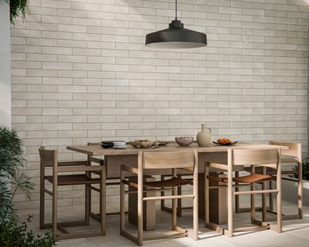 Jasny tras z drewnianymi meblami