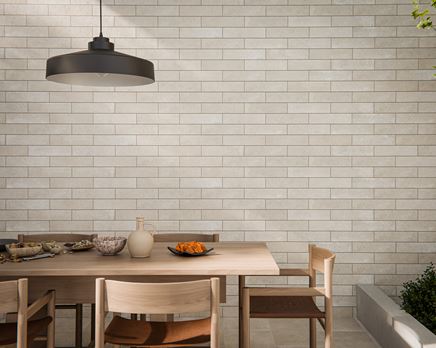 Jasny klinkier w wykończeniu ściany tarasowej