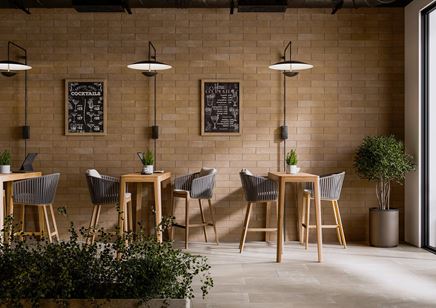 Ściana w kawiarni w brązowych cegiełkach Cerrad Argilla