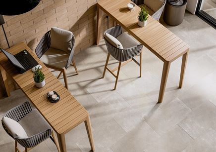 Detal kamiennej podłogi i cegiełek w kawiarni