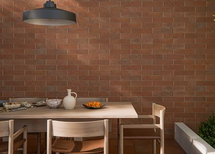 Brązowe cegiełki w wykończeniu ściany na tarasie