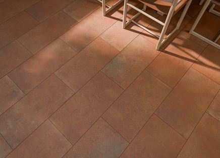 Detal brązowego klinkieru na tarasie