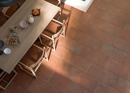 Podłoga na tarasie w wykończeniu płytkami Cerrad Argilla