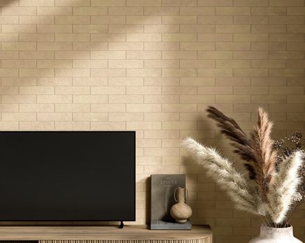 Beżowa cegiełka w wykończeniu ściany telewizyjnej