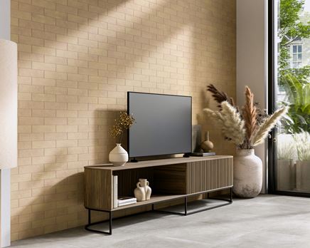 Detal jasnych cegiełek na ścianie telewizyjnej w salonie