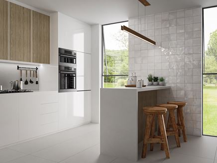 Jasna kuchnia z wyspą i błyszczącymi kaflami