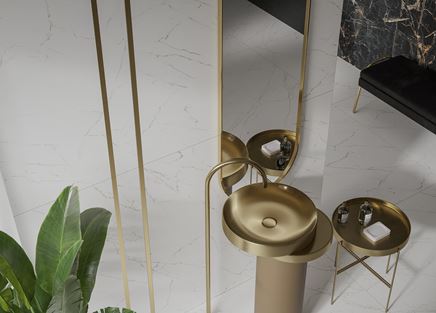 Biały marmur i złote akcenty w łazience w stylu glamour