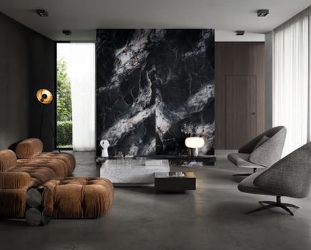 Salon w ciemnych kolorach z wielkoformatowym marmurem