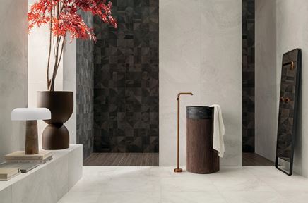 Szary kamień i ciemne drewno w aranżacji łazienki