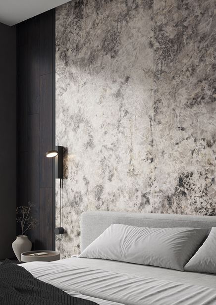 Ściana w sypialni w szarym kamieniu i ciemnym drewnie