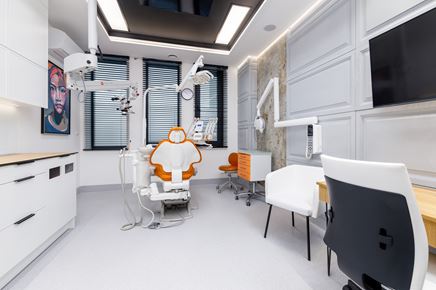 Wnętrze gabinetu stomatologicznego z białymi kasetonami na ścianach