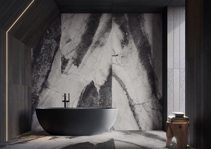 Łazienka w wielkoformatowej płytce z wanną wolnostojącą