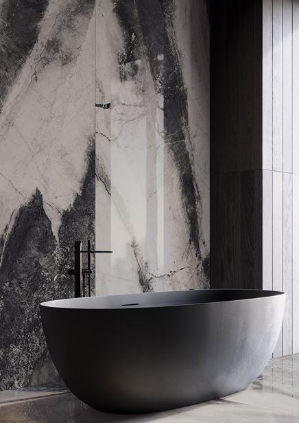 Wanna wolnostojąca w łazience w wielkoformatowym kamieniu