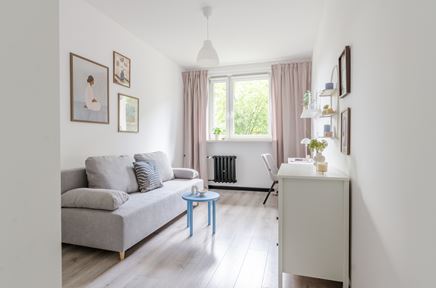 Jasny pokój w bloku