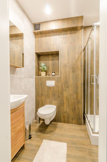 Drewniano-beżowa łazienka w mieszkaniu na wynajem