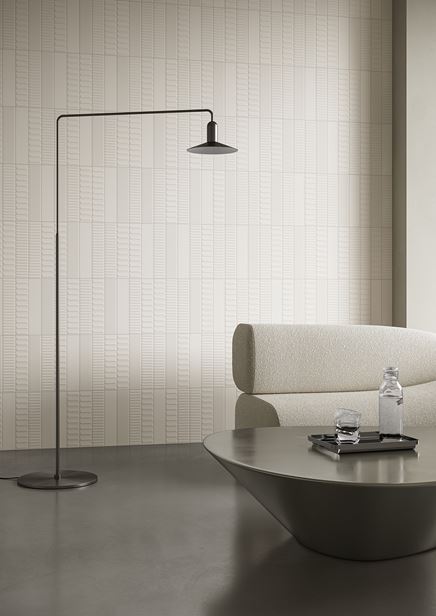 Cegiełkowa ściana w białym salonie