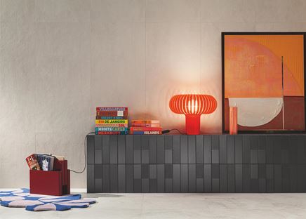 Ciemne cegiełki i jasny beton w salonie