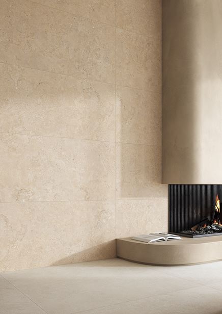 Salon z kominkiem w beżowym kamieniu