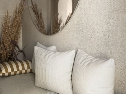 Detal płytek Domino Sandio Beige na ścianie w przedpokoju