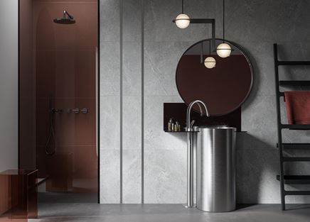 Łazienka w szarym kamieniu ze srebrnymi akcentami