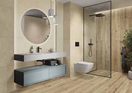 Drewno i beżowy kamień i łazience z kabiną walk-in
