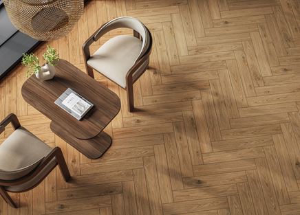 Detal podłogi w kawiarni w jodełkowym wykończeniu