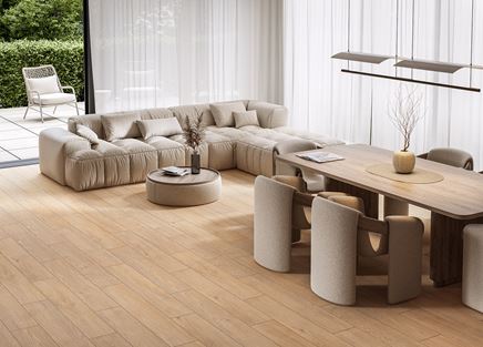 Beżowy salon w drewnie