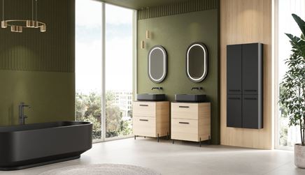 Zielono-beżowa łazienka z wysokimi oknami