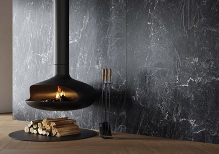 Płyty Paradyż North Cathedral Black w wykończeniu strefy kominkowej