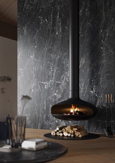 Detal czarnego kamienia w strefie kominkowej