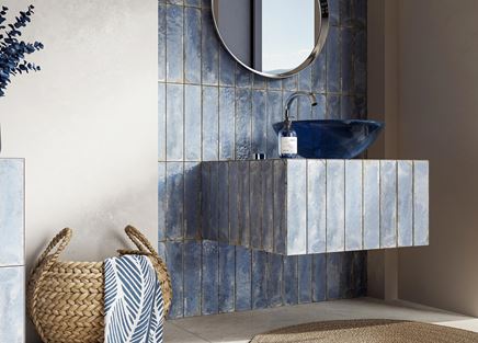 Detal jasnoniebieskich cegiełek w łazience