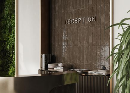 Recepcja hotelowa z cegiełkowym wykończeniem