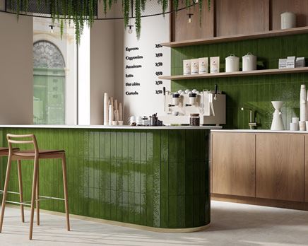 Kawiarnia z zielonym, cegiełkowym akcentem