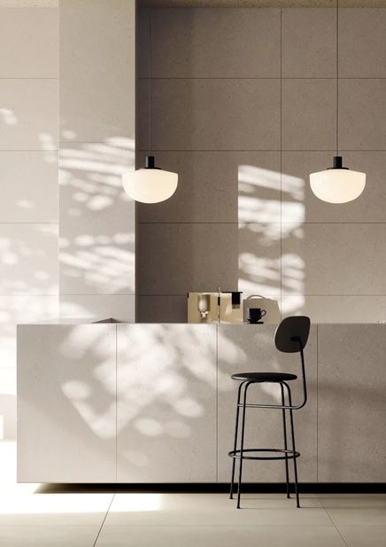 Beżowo-brązowa kawiarnia w minimalistycznym wydaniu