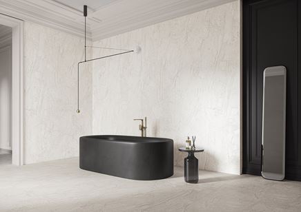 Biało-czarna łazienka w minimalistyczny stylu z wanną wolnostojącą