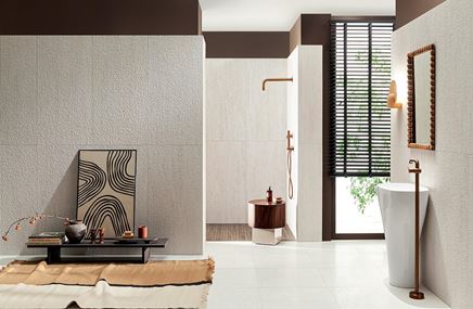 Nowoczesna łazienka w jasnej strukturze