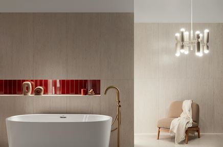 Łazienka w jasnym kamieniu z czerwonym akcentem