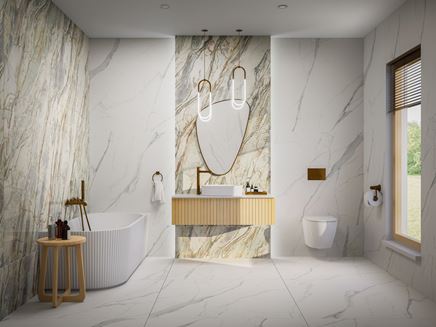 Łazienka w biało-zielonym kamieniu z wanną przyścienną