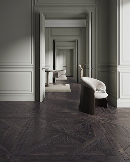 Duży przedpokój w drewnianym wykończeniu