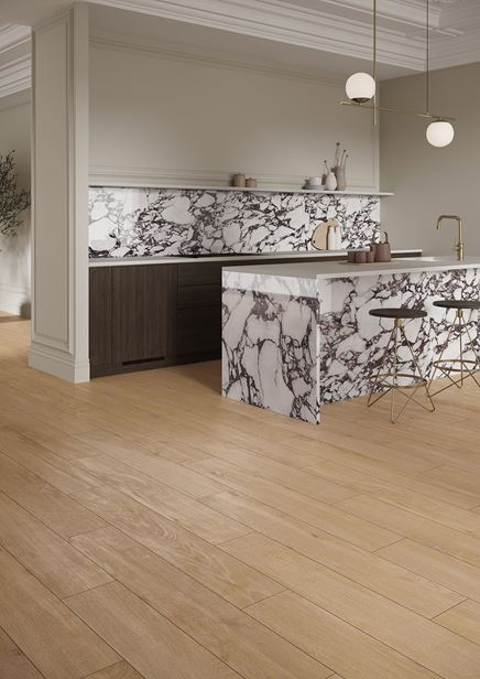 Kamienna wyspa w kuchni z drewnianą podłogą