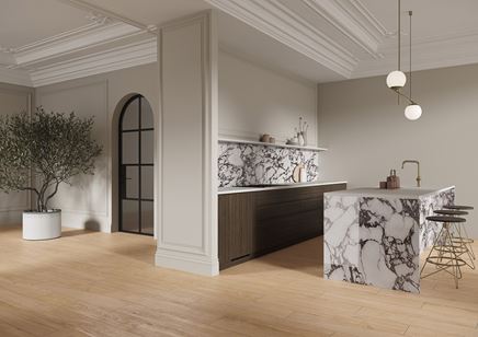 Kuchnia w drewnie z kamienną wyspą