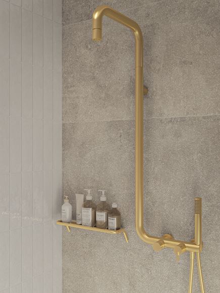 Złota deszczownica z baterią w beżowej łazience