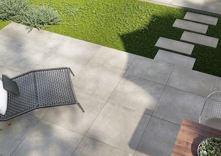 Nowoczesny taras w szarej płytce Cerrad Lukka