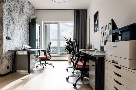 Stanowiska do pracy w nowoczesnym biurze z dekoracyjną tapetą