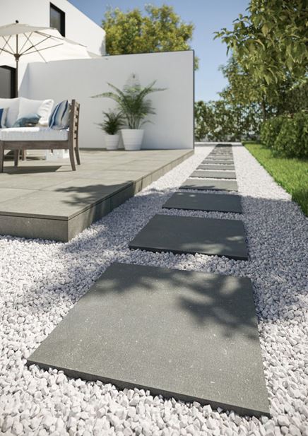 Płytki imitujące beton na nowoczesnym tarasie