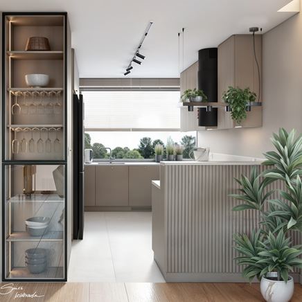 Aranżacja kuchni z półwyspem z frezowanym frontem i wysoką witryną