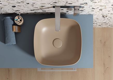 Brązowa umywalka nablatowa z kolekcji Cersanit Larga