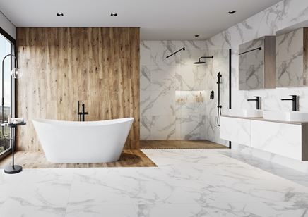 Marmur i drewno w aranżacji dużej łazienki z wanną wolnostojącą