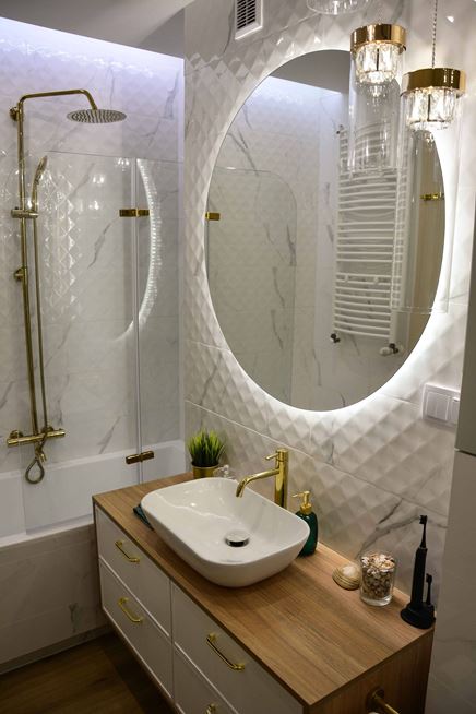 Biała łazienka ze strukturalnymi płytkami z motywem marmuru