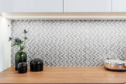 Mozikowa ściana w kuchni Dunin Metallic